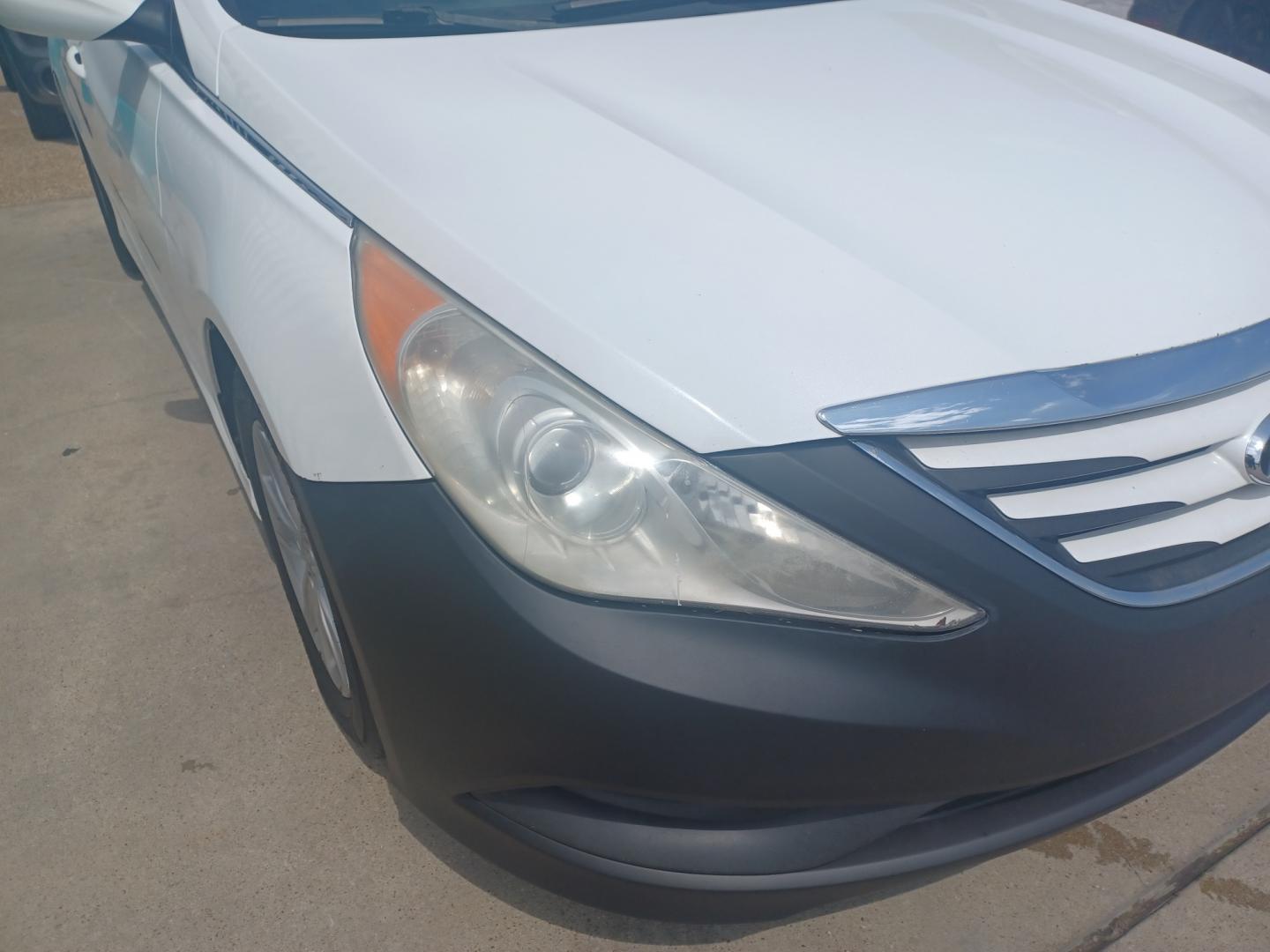 2014 WHITE /BLACK Hyundai Sonata GLS (5NPEB4AC8EH) with an 2.4L L4 DOHC 16V engine, 6-Speed Automatic transmission, located at 2001 E. Lancaster, Ft. Worth, 76103, (817) 336-7000, 32.746181, -97.301018 - Photo#2